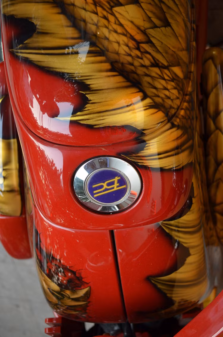 Tiếp nối mô-tip trang trí rồng lửa, hai bên bình xăng của xe cũng đã được sơn hình cánh tay của rồng lên trên và kéo dài tới gắp trước.