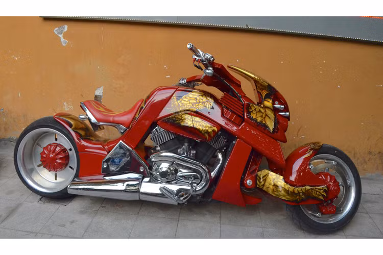 Travertson V-Rex là một mẫu xe đồ sộ, với chiều dài lên tới 2,6 mét, trục cơ sở dài 1,851 mét, chiều cao đến yên xe khoảng 80 cm và tổng trọng lượng lên tới 304 kg.