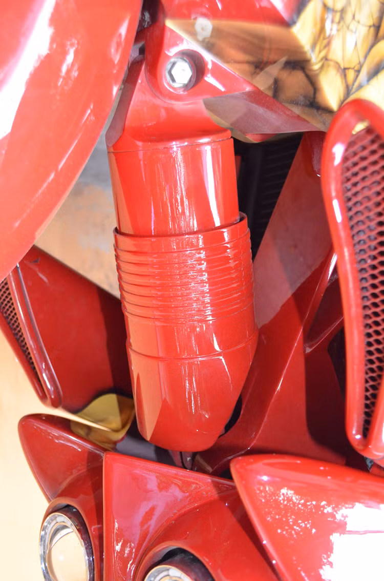 Một trong những điểm đặc biệt nhất của V-Rex đó là tay lái dẫn hướng gián tiếp. Trên Thế giới, có rất ít nhà sản xuất sử dụng cơ cấu lái gián tiếp trên môtô sản xuất hàng loạt, ngoài Travertson ra còn có dòng Bimota Tesi của Ý.