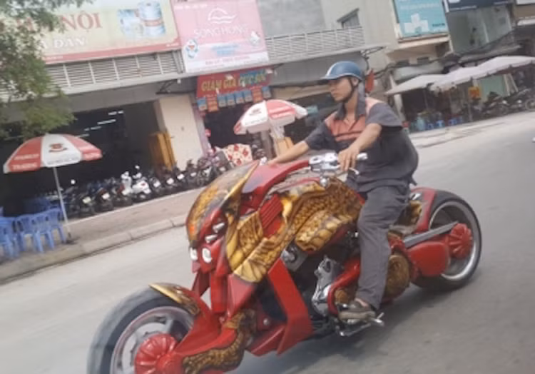 Vừa qua, những hình ảnh chụp một người đàn ông chạy chiếc siêu môtô "khủng" Travertson V-Rex trên đường phố Hà Nội đã khiến cư dân mạng xôn xao. Chiếc xe là sản phẩm của 2 nhà thiết kế là Tim Cameron người Úc và Christian Travert người Pháp, dựa trên cơ sở Harley-Davidson V-Rod và chỉ được sản xuất thủ công theo đơn đặt hàng.