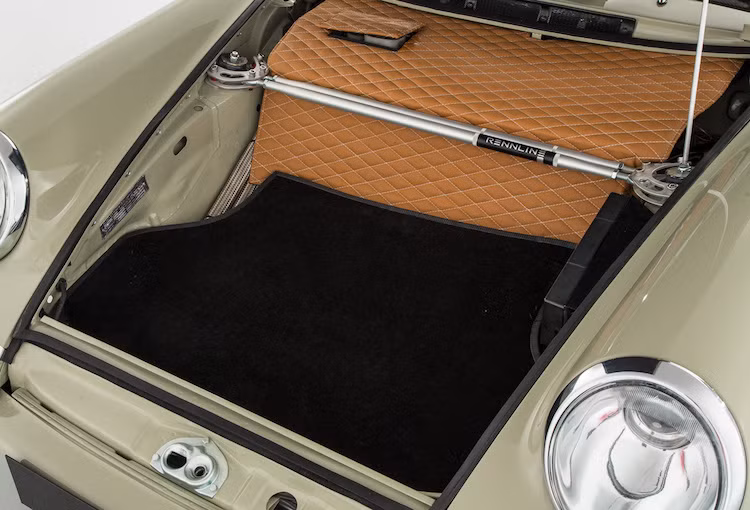 Ngay cả khoang hành lý của chiếc 911 cũng đã được Theon bọc cẩn thận trong da chần chỉ. Phía trên khoang hành lý là một thanh ổn định thân xe bằng nhôm từ hãng Rennline.