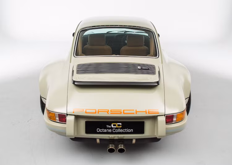 Khối động cơ nguyên bản của 911 3.0SC đã được thay bằng cỗ máy Porsche Motorsport RS, vốn có nguồn gốc từ chiếc xe đua 911 993 tham gia vào giải đua SuperCup.