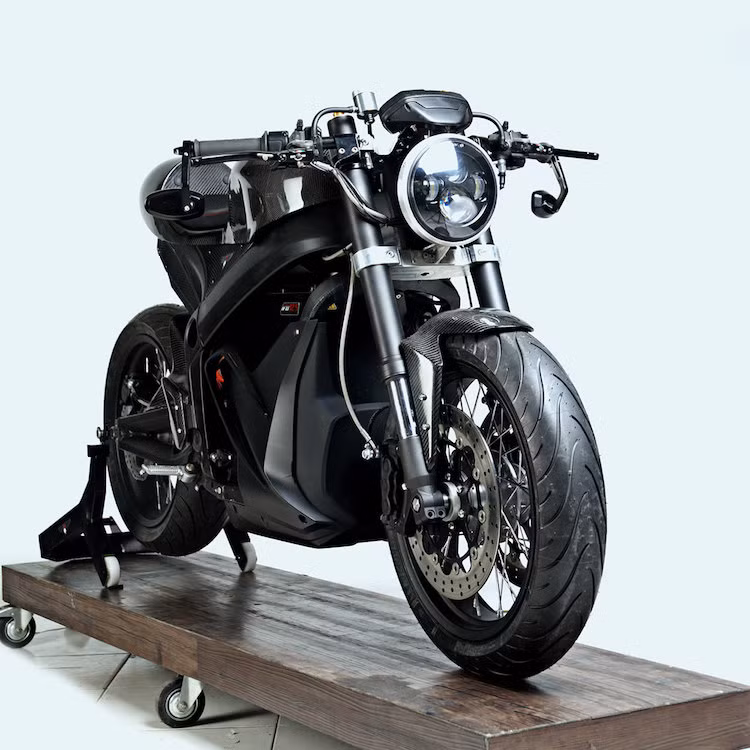 Chỉ sau khi bỏ quây và thay đèn pha, chiếc xe độ của Ram đã "biến hình" từ dáng sportbike để trở thành một mẫu cafe racer đậm chất cổ điển.