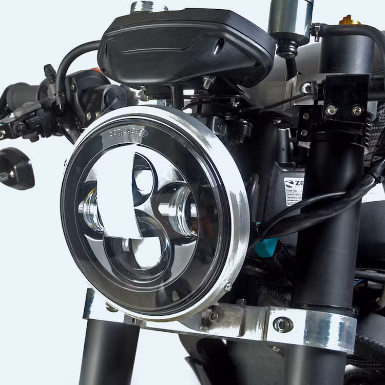 Tuy nhiên, điểm đặc biệt nhất đó là bộ quây này có thể tháo rời một cách dễ dàng chỉ bằng cách tháo 3 con ốc ở hai bên. Sau đó, kiểu dáng của chiếc xe có thể thay đổi bằng cách thay đèn pha trước dạng Daymaker của Harley-Davidson từ đường kính 5 inch thành 7,5 inch.