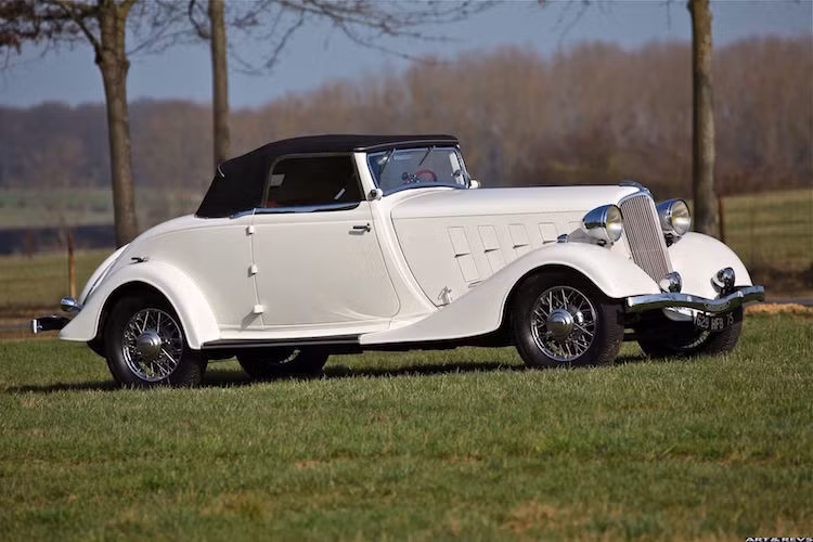 Trong những năm 30, Renault tập trung phát triển series Nerva và nỗ lực để tạo ra nhiều kỉ lục về tốc độ tại Châu Âu và Châu Phi. Nervasport dùng động cơ 8 xi-lanh và được lấy cảm hứng từ kỹ thuật hàng không, đã xếp thứ hai tại giải đấu Monte Carlo năm 1932, chỉ về sau người dẫn đầu 2/10 giây. Năm 1935, Renault cũng về thứ 2 sau Bugatti tại giải Monte Carlo.