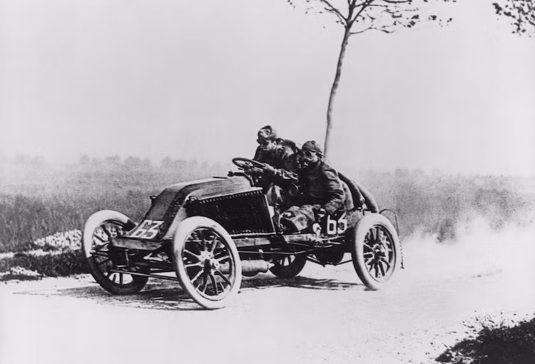 Lịch sử đua của hãng xe Renault đã bắt đầu từ năm 1902, khi một trong những nhà sáng lập ra hãng - ngài Marcel Renault đã giành chiến thắng tại cuộc đua cuộc đưa Paris-Vienna với tốc độ trung bình là 62.5km/h. Các mẫu xe trọng lượng thấp của Renault đã phải đối đầu với những chiếc Mercedes của Count Zborowski và Panhard của Henry Farman.