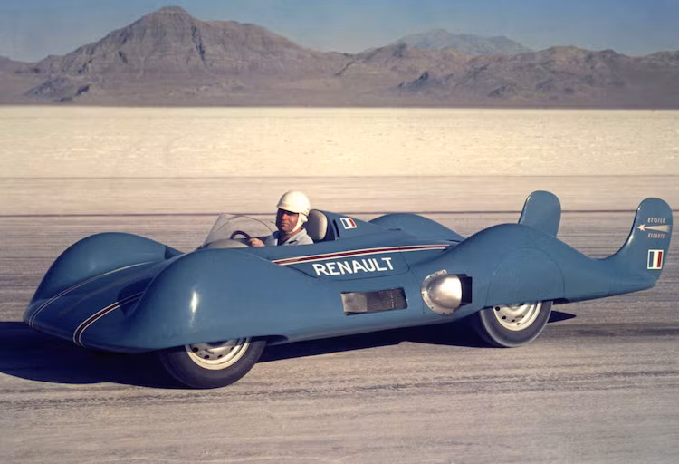 Renault chiếm lại thế thượng phong trong những năm 50 với các kỉ lục tốc độ. Renault đã cho ra đời Étoile Filante (Shooting Star) ỡ Mỹ. Chiếc xe nổi bật đặc trưng bởi thân vỏ polyester bọc xung quanh khung dạng ống và hai cánh lớn kiểu máy bay, được đẩy bởi động cơ turbine tạo ra 270 mã lực tại 28,000 vòng/phút, đạt tốc độ tối đa 308.85km/h.