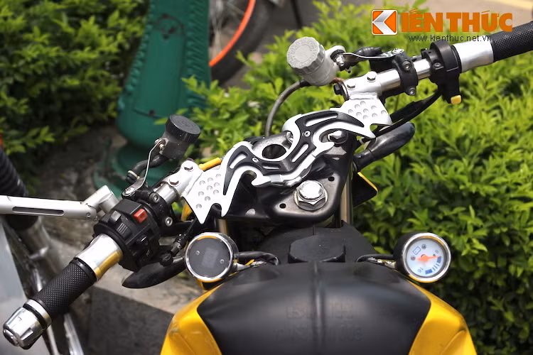 Bộ ghi-đông của xe cũng là một chi tiết khá độc đáo với gù bắt tiện CNC và hàn từ nhôm, có thiết kế như một đôi cánh dơi. Các đồng hồ chỉ báo xăng và báo số được gắn ở bên dưới bình xăng xe.