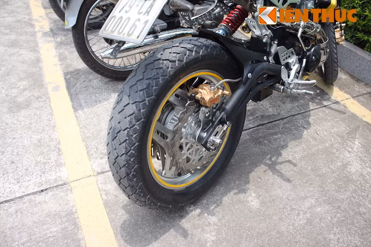Để khiến chiếc xe trông mạnh mẽ hơn, bánh sau đã được nâng kích thước với bề rộng 130 mm. Hệ thống phanh đĩa tương tự bánh trước cũng đã được trang bị cho bánh sau.