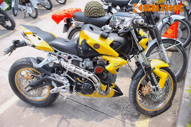 Ở bên trên phần thân xe gốc của Honda 67, chủ xe đã "khoác" lên mình chiếc xe những tấm ốp góc cạnh được gò hàn kỳ công từ tôn, khiến ngoại hình của chiếc xe trở nên cực kỳ dữ dằn, giống những chiếc môtô streetfighter ngày nay.