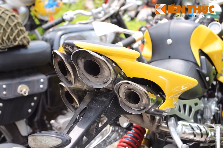 Khí thải động cơ được dẫn lên hệ thống ống xả 4 đường thoát được chế tác thủ công, giấu gọn dưới dàn đuôi bằng tôn sắc nhọn.