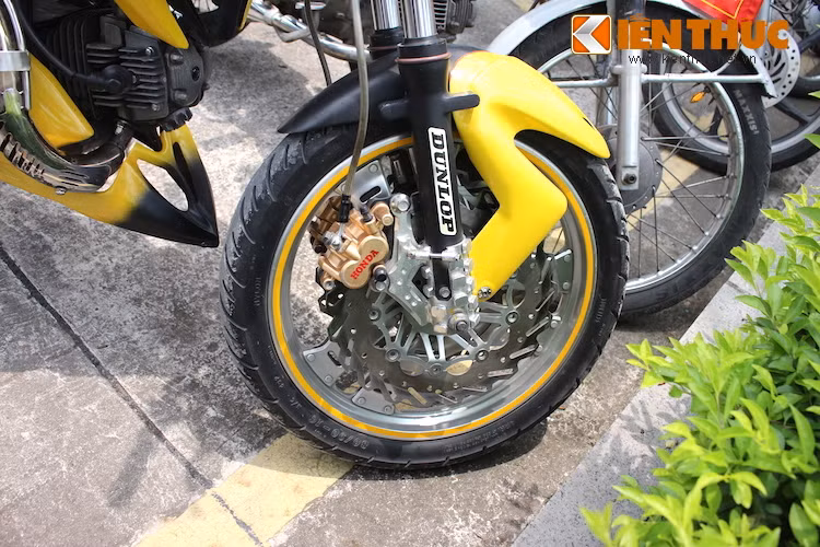 Bộ mâm nhôm ghép 3 cánh kép của chiếc xe đã được lấy từ Honda LA125 đời cũ. Hệ thống phanh phía trước cũng đã được chủ xe nâng cấp lên với phanh đĩa hình lưỡi cưa kích thước lớn kèm heo 2 pis. Xung quanh bánh trước là "mỏ cày" và dè trước "hàng thửa" chế mủ.