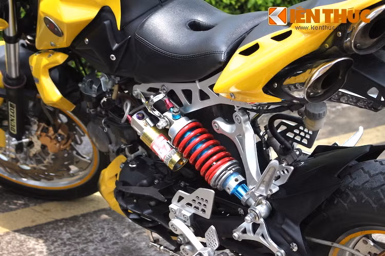 Phuộc kép phía sau của 67 cũng đã bị loại bỏ, thay vào đó chiếc xe đã được trang bị cơ cấu phuộc monoshock đặt lệch bên phía trái của thân xe và bắt vào càng sau tự chế từ thép ống.