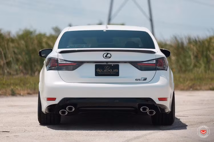 Cuối cùng, đèn hậu tối màu, 4 ống xả kép đặc trưng của những chiếc Lexus gắn mác F-Sport và cánh đuôi kết thúc những thay đổi bên ngoài ngoại thất xe.