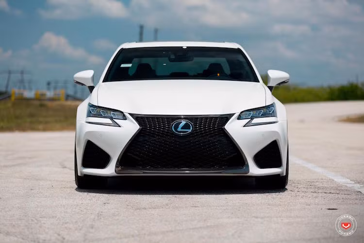 Cũng giống như những sản phẩm khác từ chi nhánh thể thao F của Lexus, GS-F sở hữu ngoại hình mạnh mẽ, hiện đại với lưới tản nhiệt cùng các khe hút gió trên cản trước với kích thước lớn và đèn LED với kiểu dáng độc đáo.