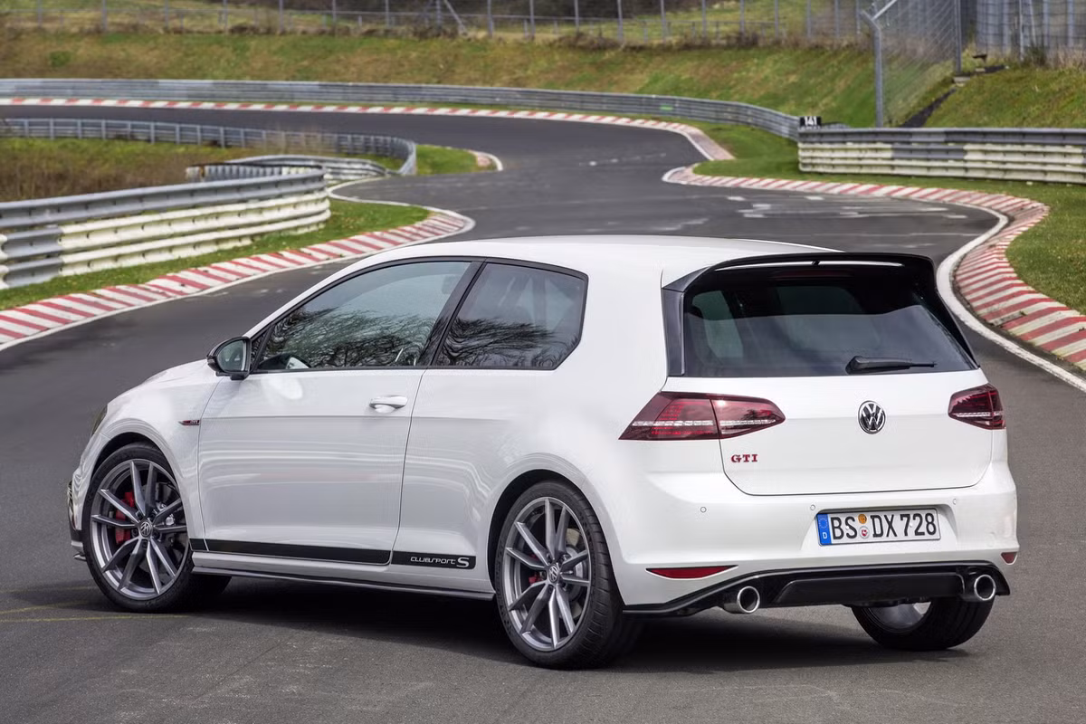 Giống như phiên bản Golf GTI Clubsport trước đó, Club S có bộ bodykit mới cùng một số cải tiến khí động học bên ngoài thân xe. Trong khi đó, nội thất xe có một cặp ghế thể thao và nhiều chi tiết bọc vải Alcantara.
