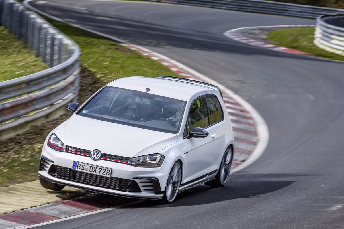 Thành tích của Golf GTI Clubsport S thậm chí còn vượt qua một số mẫu xe thể thao "đình đám" khác như BMW M4 (7:52) hay Dodge Challenger Hellcat (7:51.51). Có thể coi đây là một kỳ tích khi với động cơ 2.0l 4 xi-lanh tăng áp 306 mã lực, chiếc xe yếu hơn nhiều so với M4 (425 mã lực) và Hellcat (707 mã lực).