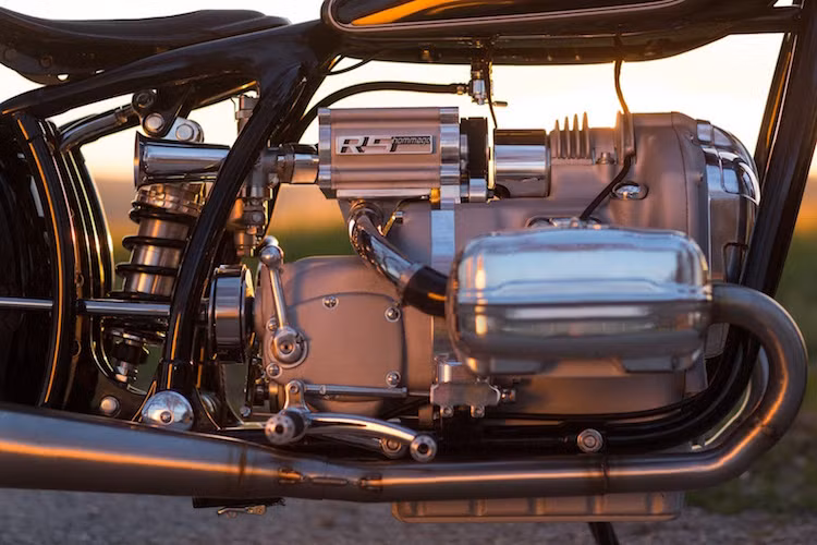 Đặc biệt, một bộ siêu nạp đặc biệt đã được lắp thêm vào cho động cơ của R5 Hommage, khiến nó mạnh hơn nhiều so với chiếc R5 của thâp niên 30. Tuy nhiên BMW không tiết lộ chi tiết thông số kỹ thuật của khối máy "độ" này.