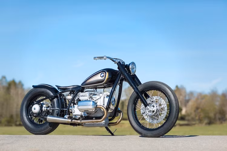 Ở bề ngoài, R5 Hommage giống như một chiếc R5 của năm 1936 được độ lại với thiết kế cực kỳ đơn giản, chỉ gồm có những chi tiết chính như khung, máy, phanh, 2 bánh xe, phuộc và ghi-đông, hoàn toàn vắng bóng các hệ thống điện.