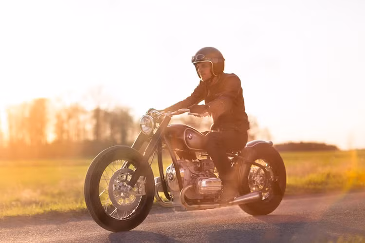 Khi R5 còn được sản xuất, R5 có công suất tối đa 24 mã lực và có khả năng đạt tốc độ tối đa lên tới 135 km/h. Công suất này mạnh ngang những chiếc xe 750 cc vào thời đó. Bên cạnh động cơ được sử dụng từ R5, R5 Hommage còn có hệ thống xả được "đặc chế" riêng bằng thép không rỉ.