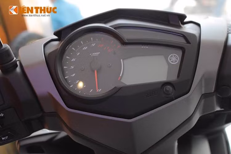 Yamaha Exciter 150 cũng có cách bố trí đồng hồ tương tự, nhưng có đồng hồ báo tua hình tròn gọn gàng hơn nhiều soi với Winner, dù phần nhựa đen ốp xung quanh cũng đã khiến diện tích bảng đồng hồ tăng đáng kể.