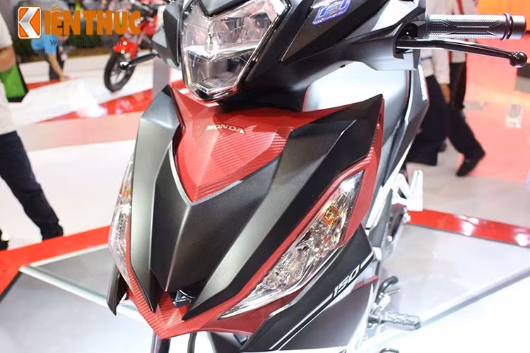 Phần ốp đầu xe gồm 2 mảng kết hợp với nhau, một mảng bóng và một mảng mờ dạng giả vân sợi các-bon. Hai bên cánh được thiết kế cặp xi nhan dạng vuốt ngược về phía sau đầy táo bạo.