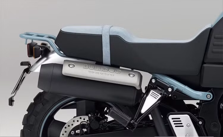 Ở phía sau, chiếc xe cũng có thêm một baga để đồ nhỏ nữa, đồng thời ống xả được đặt cao để có thể lội nước dễ dàng.