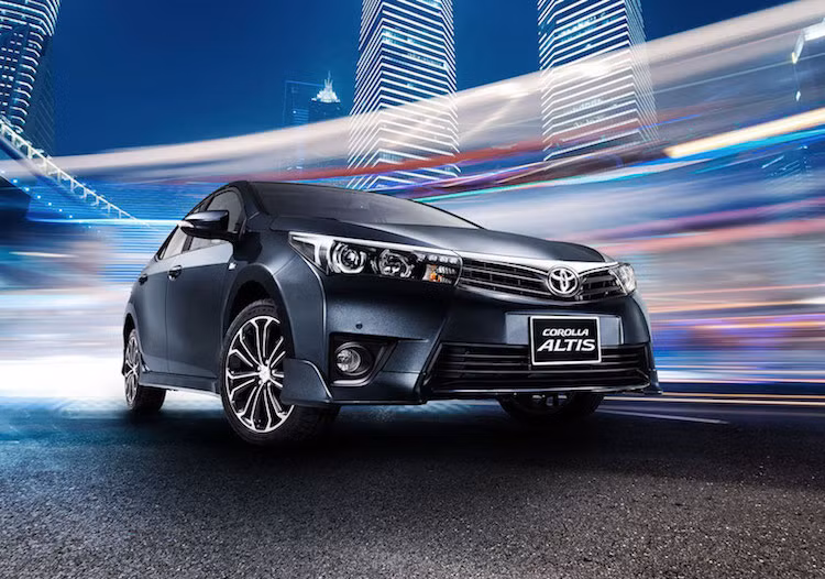 Ở bên ngoài ngoại thất, Corolla Altis 2016 được bán tại Việt Nam không có sự thay đổi lớn về thiết kế khi vẫn giữ nguyên điểm đặc trưng là lưới tản nhiệt và cụm đèn trước 3 chiều. Phiên bản 2.0V cao cấp của xe có cả đèn chiếu sáng LED ban ngày, trong khi các bản 1.8G chỉ có đèn pha halogen thông thường.