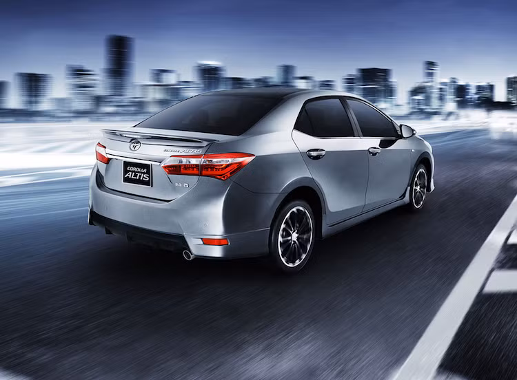 Mâm đúc hợp kim 16 inch (trên phiên bản 1.8G CVT) và 17 inch (trên phiên bản 2.0V CVT-i) với các chấu màu xám kim loại được thiết kế góc cạnh, tạo dáng vẻ mạnh mẽ, thể thao. Bên cạnh đó, gương chiếu hậu mới của Corolla Altis 2016 được nâng cấp thành gương chỉnh điện, tự động gập khi khóa xe và cùng màu thân xe.