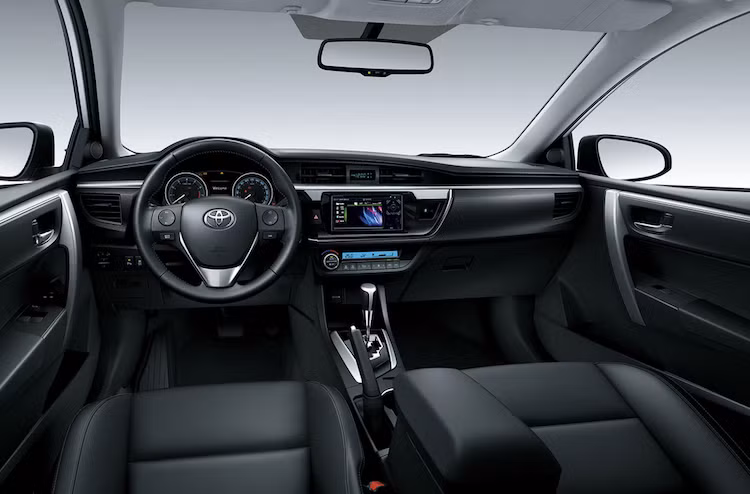 Các ghế ngồi trong xe cũng đã được tăng biên độ điều chỉnh ghế để khiến người dùng cảm thấy thoải mái hơn. Riêng phiên bản cao cấp 2.0V còn có thêm gương chiếu hậu với khả năng chống chói tự động, tích hợp hiển thị màn hình camera lùi.