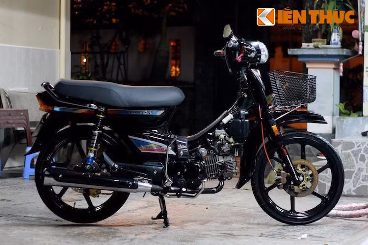 Khi những bản độ Honda Dream II theo phong cách độ kiểng đã xuất hiện rất nhiều ở Việt Nam, một dân chơi xe tại Sài Gòn đã quyết tâm tạo ấn tượng mạnh trên chiếc xe của mình bằng bản độ Dream "hắc công tử", được sơn đen hoàn toàn với những điểm nhấn nổi bật.