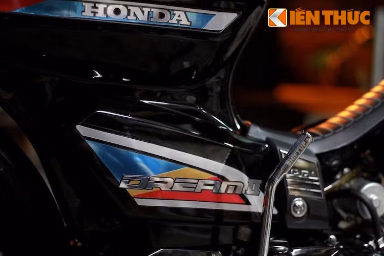 Trên nền thân xe sơn đen bóng nổi bật, bộ tem xe nhiều màu theo thiết kế của Dream II "tem hồng" đời đầu càng trở nên ấn tượng hơn. Để tạo ra bộ tem này, người thợ sẽ phải dùng dao tỉa các chi tiết trên nền tem hồng nguyên bản của Dream sau đó dùng giấy decal màu khác thay thế.