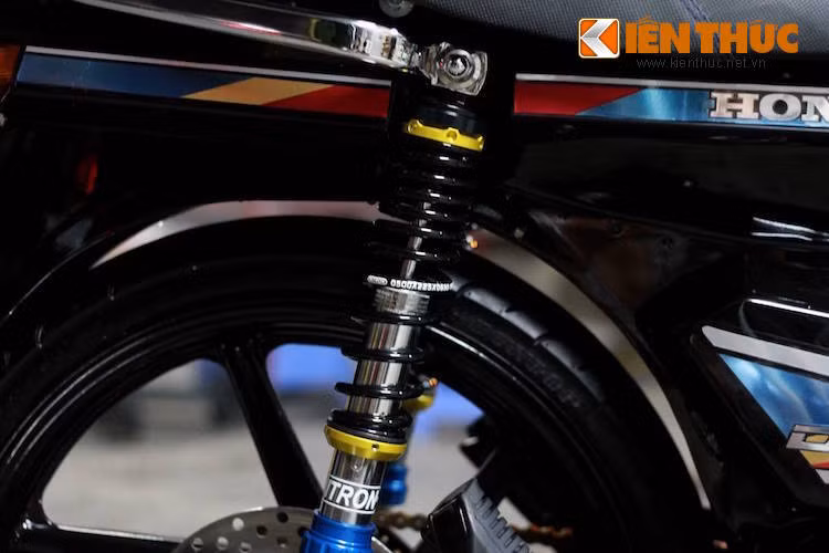 Phuộc sau của chiếc xe đã được thay bằng phuộc "hàng hiệu" Nitron với lò xo sơn đen "đúng điệu" với tổng thể của chiếc Dream.