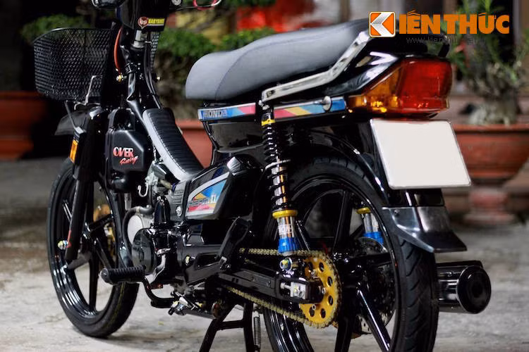 Không chỉ có bộ vỏ xe, tất cả các chi tiết khác của chiếc Dream cũng đã được sơn đen bóng, từ lốc máy tới gác chân và bộ gắp nhôm DBS phía sau. Ngay cả bộ mâm CBR cũng có màu đen mạnh mẽ.