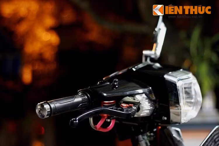 Để có thể lắp được tổng phanh cùng bình dầu Rizoma, xi-nhan phải của chiếc xe đã buộc phải "hi sinh" để có chỗ trống. Công bằng mà nói, đây không phải là một giải pháp tối ưu khi nhiều người chơi Dream kiểng đã tìm ra các cách khác nhau để có thể giữ được phần đầu "như zin" của Dream nguyên bản dù có phanh đĩa.