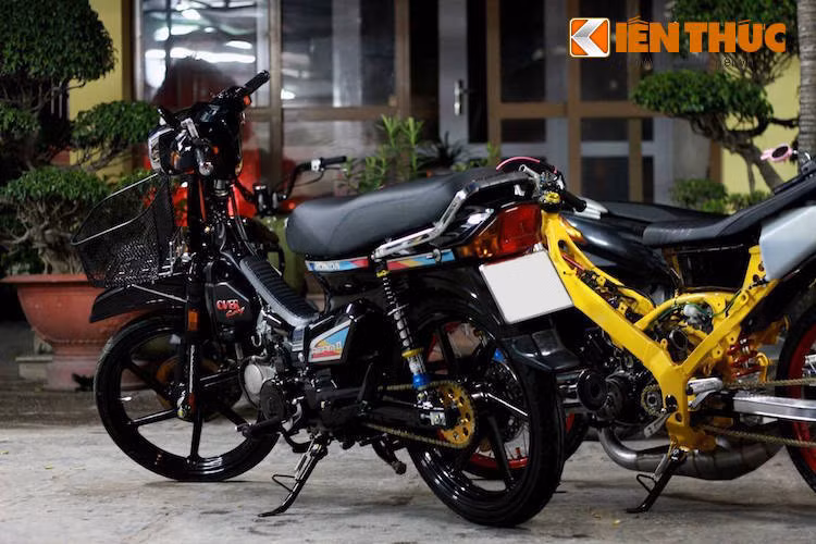 Giữa một "rừng" các bản độ Dream kiểng tại Việt Nam, chỉ bằng cách phối toàn bộ chiếc xe với màu sơn, chủ nhân của chiếc Dream này đã tạo ấn tượng mạnh mẽ và cực "ngầu" cho chiếc xe. Ảnh: Việt Nguyễn.