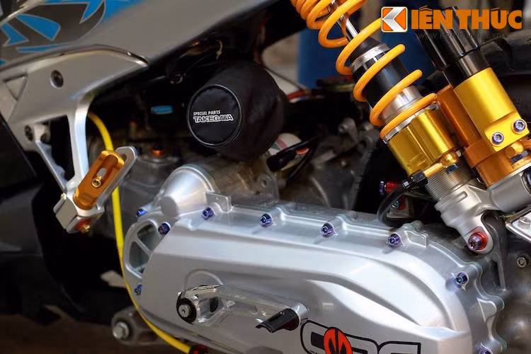 Động cơ của chiếc xe đã được độ lại với hàng loạt các phụ tùng "hàng hiệu" từ Takegawa và nhiều hãng tên tuổi khác, sau đó đã được gắn kéo dài hơn so với khung xe nguyên bản bằng giá gắn được xưởng độ Việt Nam đặc chế. Với vị trí động cơ lùi hơn về phía sau, dáng của chiếc Airblade càng trở nên "trường" hơn.