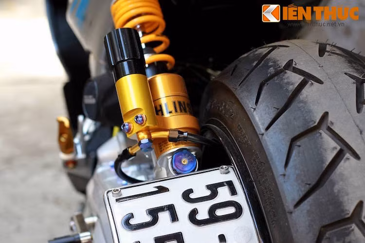 Ở phía sau, chiếc Airblade còn được trang bị phuộc Ohlins "hàng hiệu".