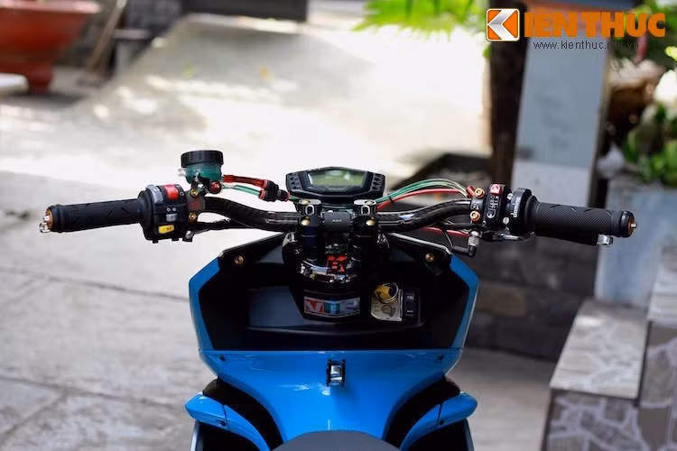 Toàn bộ dàn đầu nguyên bản của Airblade đã được loại bỏ và thay bằng tay ghi-đông sợi carbon trần, bắt vào phần sọ khỉ của Honda PCX. Trên tay lái là các món đồ chơi như cùm công tắc rút gọn, cùm phanh Brembo, đồng hồ điện tử Koso...