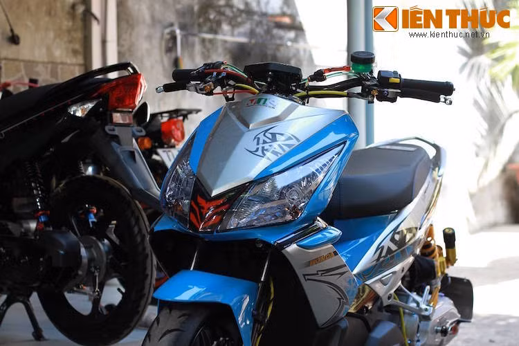 Giữ nguyên thân xe nguyên bản đầy thể thao của Airblade, một xưởng độ tại Sài Gòn đã "chế cháo" toàn bộ phần còn lại của chiếc xe, khiến nó trở nên cực kỳ độc đáo và đầy "chất chơi".