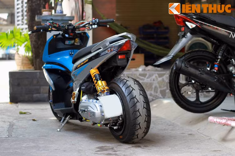 Tuy nhiên, điểm nhấn đặc biệt nhất của chiếc xe đó là bánh sau được độ lên với bản cực lớn bằng cách sử dụng mâm 8-Point 12 inch loại dành cho xe ATV 4 bánh của hãng Remington.