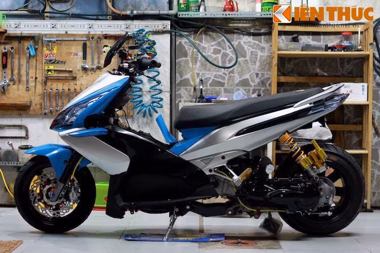 Với việc xuống cỡ vành, khoảng sáng gầm thấp đã khiến chiếc Airblade có dáng "trường" hơn, tuy nhiên đây vẫn chưa phải là đặc điểm độc đáo nhất của bản độ này.