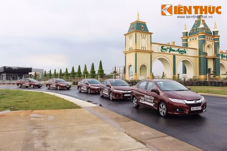 Được tổ chức tại trường đua Happy Land, chương trình “Honda City Fun-to-Drive – Trải nghiệm niềm vui cầm lái cùng Honda City” có sự tham gia của 22 thành viên đến từ Câu lạc bộ khách hàng sở hữu xe Honda City mới tại Hà Nội và TP HCM cùng 20 nhà báo/phóng viên đến từ các cơ quan truyền thông uy tín trên cả nước.