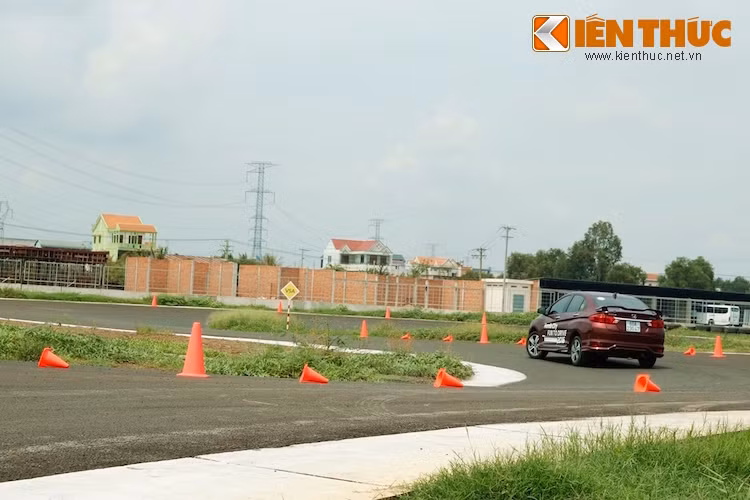 Ở bài thử nghiệm trên sa hình lái zig-zag, người lái sẽ được trải nghiệm cảm giác linh hoạt của vô lăng và độ nhạy phản hồi của hệ thống lái ở tốc độ cao