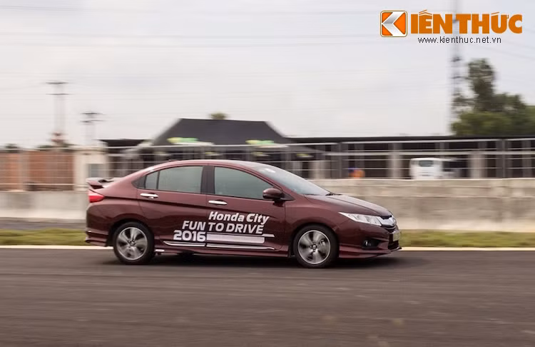 Những ưu điểm của Honda City thế hệ thứ 4 gồm hộp số vô cấp CVT ứng dụng công nghệ EARTH DREAMS, hệ thống cân bằng điện tử VSA, động cơ có công suất tối đa lớn nhất phân khúc, tiết kiệm nhiên liệu và lẫy chuyển số thể thao tích hợp trên vô lăng...