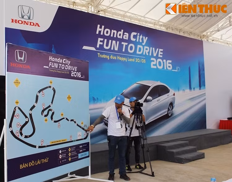 Tham dự chương trình, mỗi người tham gia được trải nghiệm Honda City trên 2 vòng đường đua gồm hỗn hợp đường thẳng và 18 góc cua (dài khoảng 2.8km) với những bài thi được thiết kế nhằm kiểm chứng những tính năng vận hành ấn tượng của City, đồng thời thử thách kỹ năng lái xe an toàn và tổng hợp.