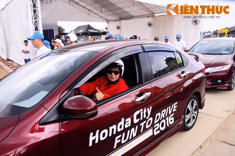 Đồng hành cùng các nhà báo/khách hàng trong chương trình này là Honda City 2016. Chính thức được ra mắt tại Việt Nam vào tháng 9/2014, sau gần 3 năm ra mắt tại thị trường Việt Nam, Honda City đã đón nhận sự yêu mến và tin tưởng lựa chọn của hơn 9.000 khách hàng và tự hào là 1 trong 2 mẫu xe sedan cỡ nhỏ bán chạy nhất phân khúc.