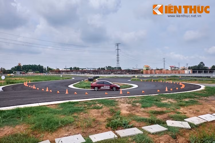 Để kiểm chứng sự ổn định của xe khi vào cua với hệ thống cân bằng điện tử VSA, các cọc tiêu giao thông được bố trí tại 4 khúc cua gắt. Người lái đạt điểm tối đa nếu có kỹ năng quan sát và đánh lái tốt, đồng thời không chạm cọc tiêu.