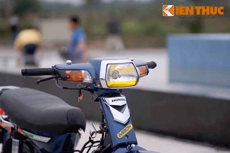 Toàn bộ dàn đầu trước đã được chủ xe người Bắc Giang thay bằng đầu và mặt nạ của Honda Super Dream 100 "đầu dài" đời cuối sản xuất tại Việt Nam, với ưu điểm là bóng pha sáng hơn.
