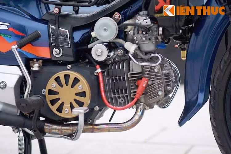 Phần "nội công" của chiếc xe đã được độ lại với bộ "đồ lòng" từ Honda Future, giúp nâng dung tích xe lên thành 125 cc.